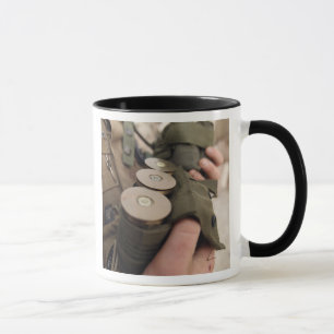 Mug Une marine berce des poignées de grenades de 40