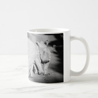Mug Une mère rhinocéros et son petit en Afrique du Sud