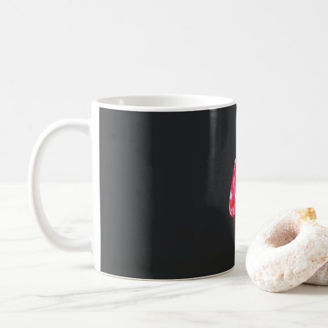 Mug une paire de feuilles rouges sur un arrière - plan (Avec donut)