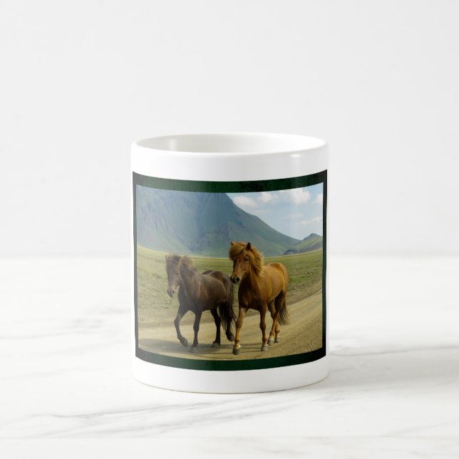 Mug Une paire de paysages Brown de Ponies islandaises (Centre)