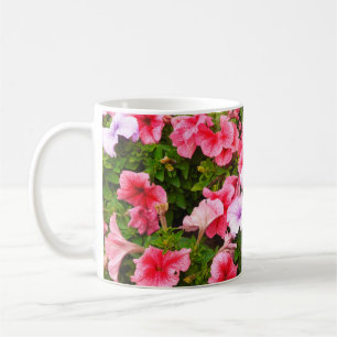Mug Une photo nature est une belle fleur de pétunia. P