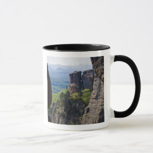 Mug Une promenade à travers les ruines du château de B