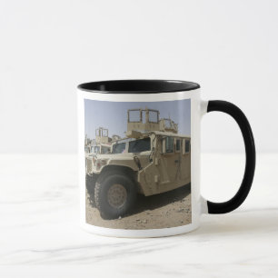 Mug Une rangée des humvees des militaires Polic de