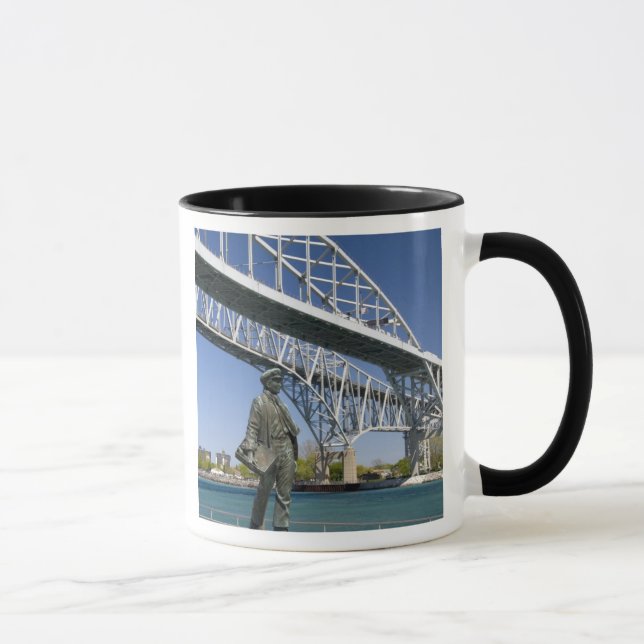 Mug Une statue de Thomas Edison par l'artiste local Mi (Droite)