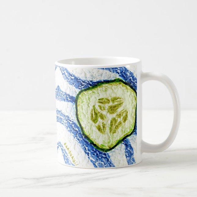Mug Une tranche de concombre vert d'été sur bleu et bl (Droite)