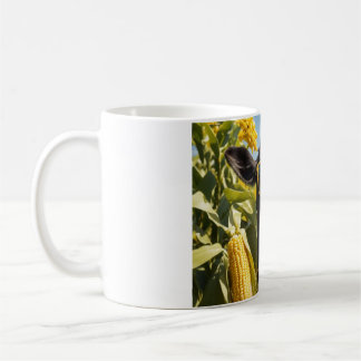 Mug Une vache mignonne dans un champ de maïs en train