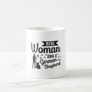 Mug Une Véritable Femme Possède Un Chien Berger Allema