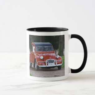 Mug Une vieille voiture rouge Citroen 2CV avec une fem
