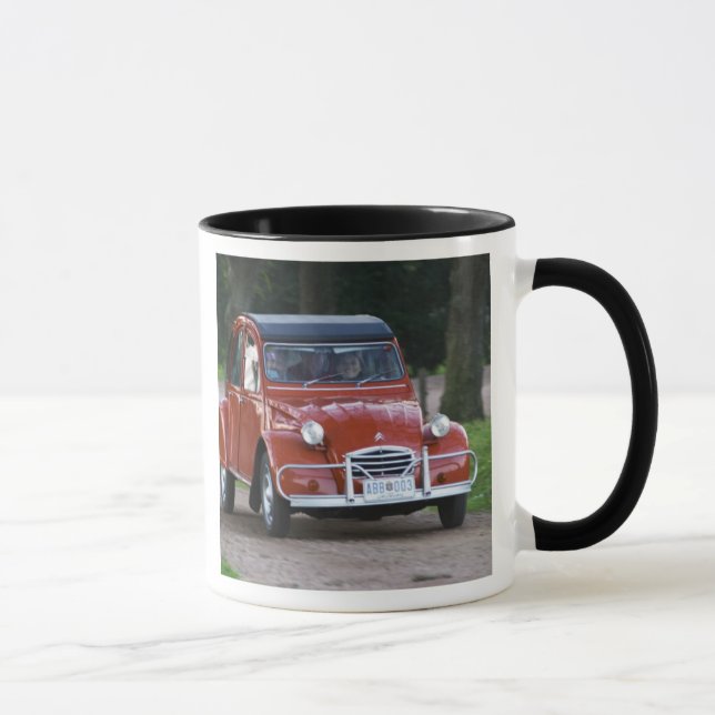 Mug Une vieille voiture rouge Citroen 2CV avec une fem (Droite)