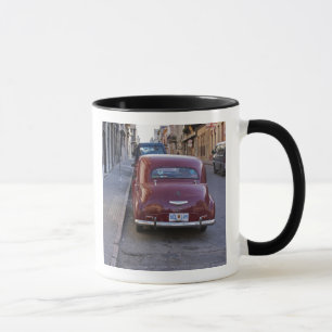 Mug Une vieille voiture rouge classique Peugeot garée