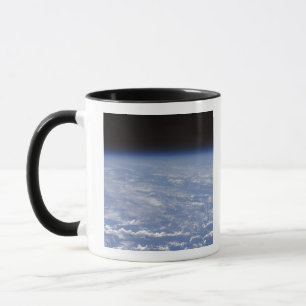 Mug Une vue oblique de l'atmosphère terrestre