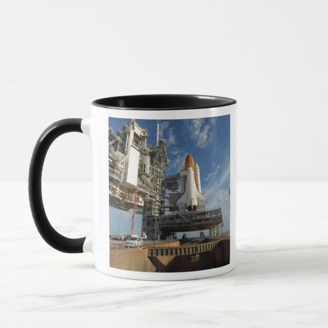 Mug Une vue Space Shuttle Atlantis sur Launch Pad 39A (Gauche)