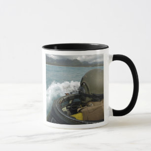 Mug US Marine conduit un véhicule d'assaut amphibie