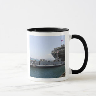 Mug Utilité de barge de débarquement prenant positio