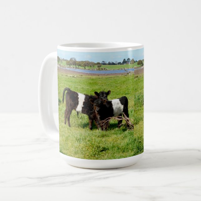Mug Vaches Galloway à ceinture bébé à la campagne, (Devant gauche)