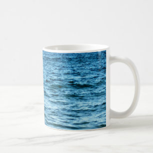 Mug Vagues Bleues Profondes Contre Ciel Lumineux