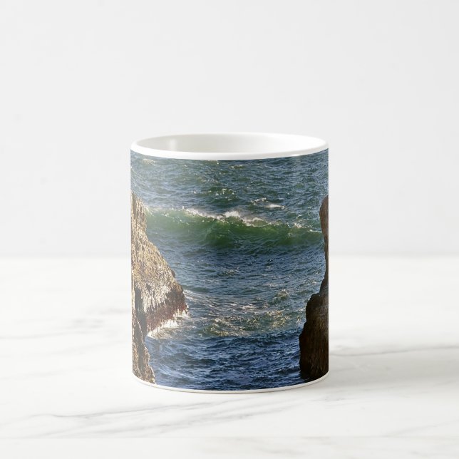 MUG VAGUES SE CASSANT À LA CÔTE ROCHEUSE DE LA (Centre)