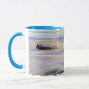 Mug Vagues s'écrasant sur les rochers riverains