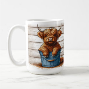Mug Veau de vache Highland sur seau bleu contre mur en