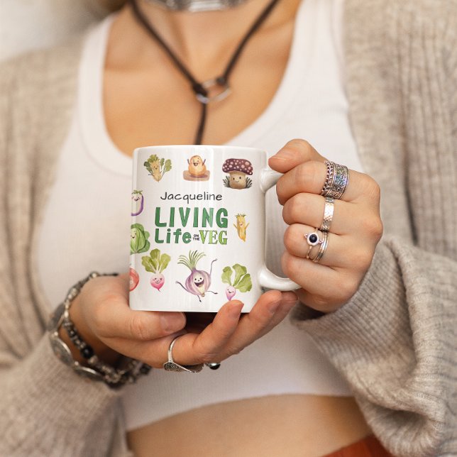 Mug Végétal personnalisé Vie Vivante sur le cadeau Veg (Living life on the veg personalized fun mug with happy smiling vegetables.)