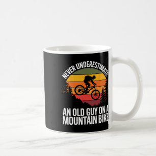 Mug Vélo en cyclisme N'estimez jamais un vieux sur un