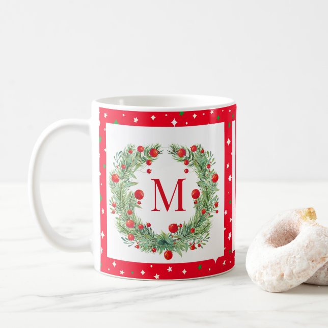 Mug Verdure hivernale rustique Monogramme Berry Wreath (Avec donut)
