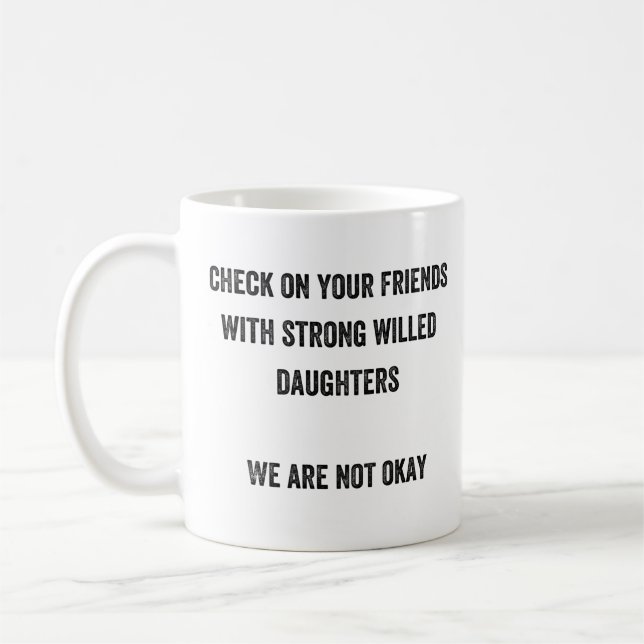 Mug Vérifiez vos amis avec les filles voulues fortes (Gauche)