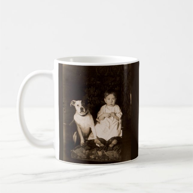Mug vers 1910 pitbull et bébé RPPC (Gauche)
