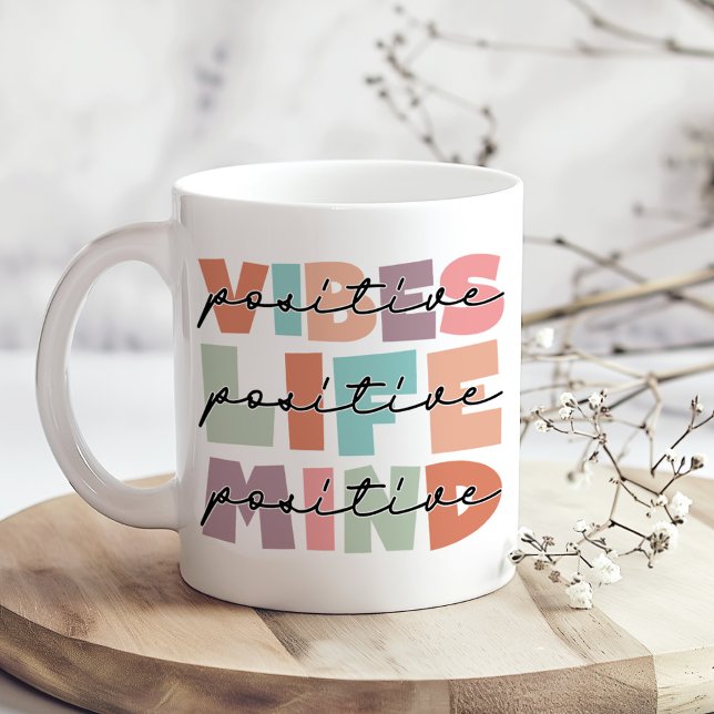 Mug Vibes positives Vie positive Inspiration (Positive Vibes Positive Life Inspirational Coffee Mug on a boho kitchen table with tiny white flower)