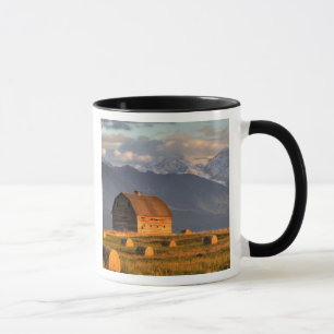 Mug Vieille grange encadrée par des balles de foin et 