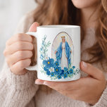 Mug Vierge Marie béni fleurit la prière de Memorare<br><div class="desc">Belle image de béni Vierge Marie, notre Madame de grâce avec la prière de Memorare et les fleurs bleues</div>