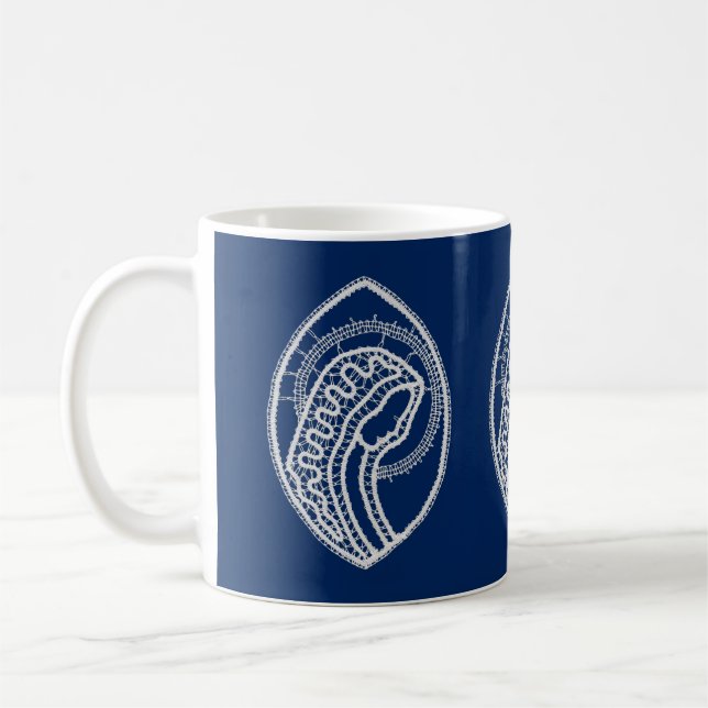 Mug Vierge Marie, dentelle blanche, bleu marine (Gauche)
