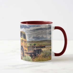Mug Vieux camion abandonné dans un champ