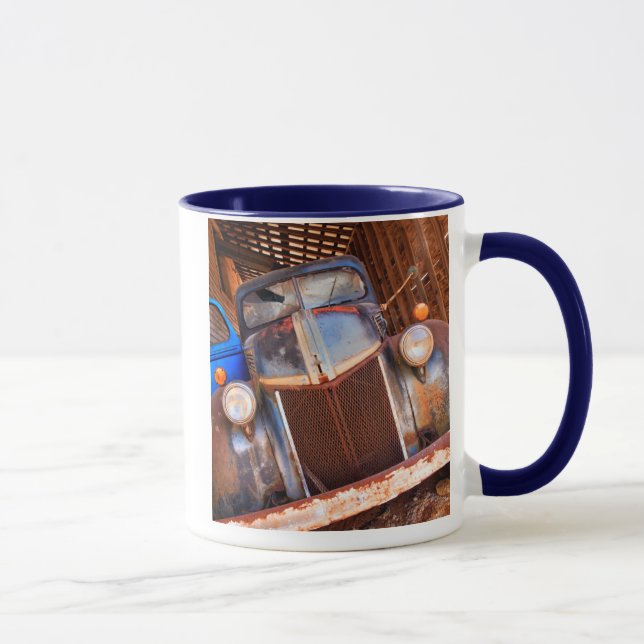 Mug Vieux camion rouillé dans une ferme (Droite)