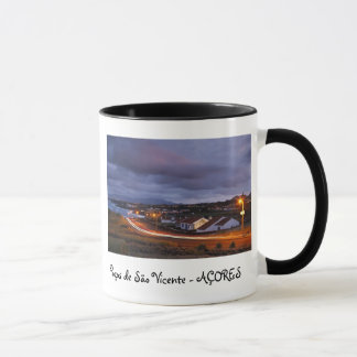 Mug Village à la tombée de la nuit aux Açores