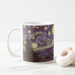 Mug Vincent van Gogh - Nuit étoilée<br><div class="desc">Starry Night (1889) de Vincent van Gogh est un post impressionnisme vintage de peinture de paysage d'art. Vue sur une ville dans une vallée la nuit avec les nuages tourbillonnants, les étoiles brillant et une belle lune jaune dorée croissant. Il a été peint pendant la journée de mémoire et est...</div>