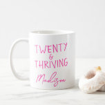 Mug VINGT ans et épanouissement 20e anniversaire drôle<br><div class="desc">Célébrez sa vingtaine fabuleuse avec cette tasse TWENTY & THRIVING audacieuse et rose vif - parfaite pour le café, le thé ou sa boisson chaude préférée. Ce cadeau personnalisé de 20e anniversaire présente un design moderne et ludique et son nom pour une touche personnalisée unique et réfléchie. Idéal pour les...</div>