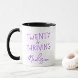 Mug VINGT ans et épanouissement 20e anniversaire drôle<br><div class="desc">Marquez son 20e anniversaire dans le style avec cette tasse Sassy TWENTY & THRIVING dans un design violet clair. Parfaitement personnalisée avec n'importe quel nom, cette tasse de café en céramique fait un cadeau d'anniversaire amusant et utile pour un ami, fille, collègue ou camarade de classe. C’est le parfait mélange...</div>