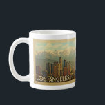 Mug Vintage voyage de Los Angeles en Californie<br><div class="desc">Le design californien de Los Angeles dans le style Vintage voyage offre une vue sur la ville et les montagnes derrière.</div>