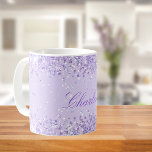 Mug Violet lavande parties scintillant nom de poussièr<br><div class="desc">Un arrière - plan violet de couleur lilas avec une fausse poussière de parties scintillant. Personnalisez et ajoutez un nom. Le nom est écrit avec un script de style moderne et élégant écrit à la main.</div>