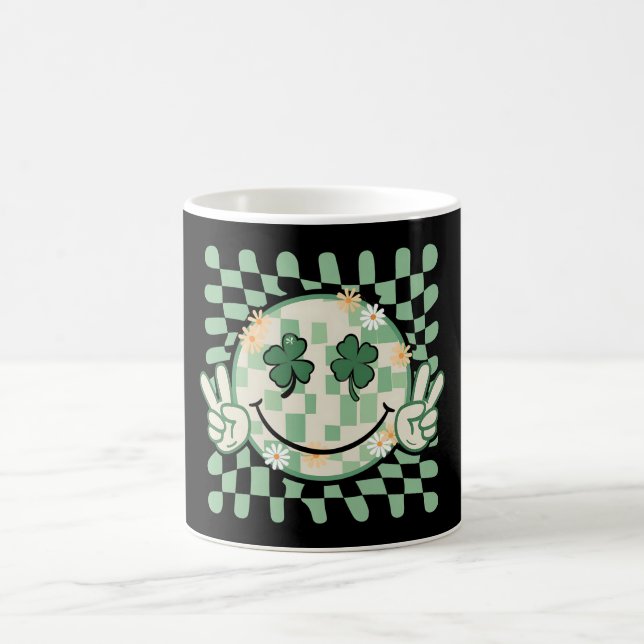 Mug Visage de sourire de trèfle drôle de jour de Saint (Centre)