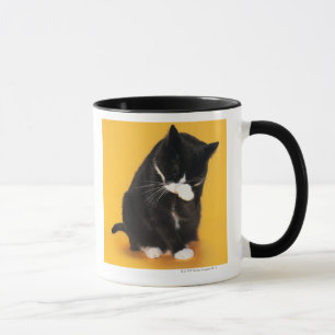 Mug Visage noir et blanc de nettoyage de chat avec la