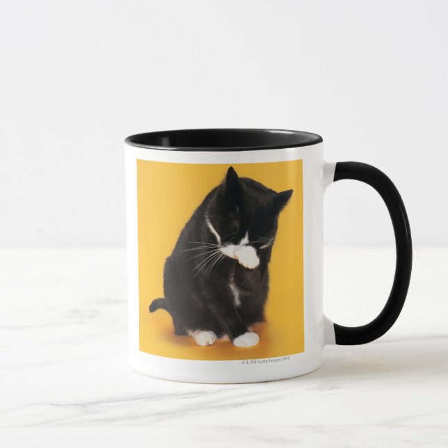 Mug Visage noir et blanc de nettoyage de chat avec la (Droite)
