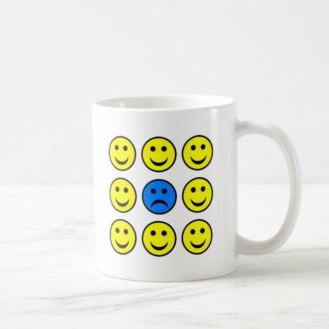 Mug Visage triste dans une foule d'heureux (Droite)