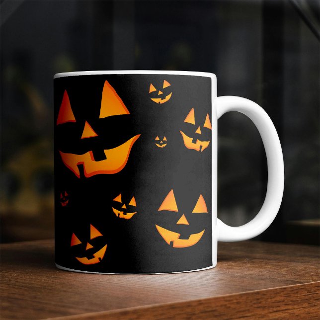Mug Visages de citrouilles lumineuses pour le design d (Glowing Jack-O-Lantern Faces Halloween Design. Coffee Mug)