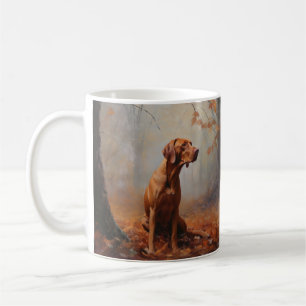 Mug Vizsla dans les feuilles d'automne qui tombent ins