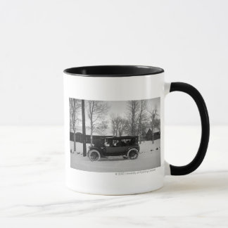 Mug Voiture avec l'arbre de Noël attaché sur le capot