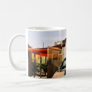 Mug Voiture bleue garée à côté du bâtiment en béton br