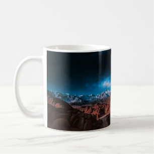 MUG VOITURE NOIRE PRÈS DES FORMATIONS DE ROCHE