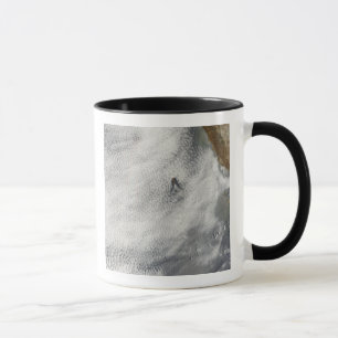 Mug Vortices nuageuses et gloire au large de l'île de
